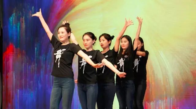 公司舉行圓夢藝術(shù)團(tuán)成立大會(huì)暨首批節(jié)目展演4.jpg 公司舉行圓夢藝術(shù)團(tuán)成立大會(huì)暨首批節(jié)目展演4.jpg