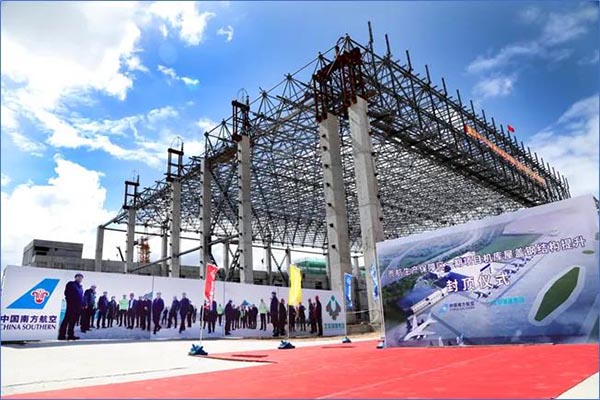 6-貴航生產保障區一期項目1號機庫鋼結構屋架成功“升頂”.jpg 6-貴航生產保障區一期項目1號機庫鋼結構屋架成功“升頂”.jpg